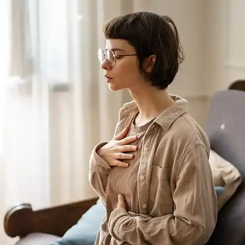 Ruhiges, langsames Atmen für Frauen mit den Handflächen auf dem Oberkörper, Zwerchfellkontrolle für inneres Gleichgewicht. Einatmen zur Linderung von Panik, Solo-Yoga zum Stressabbau, achtsames langsames Leben, ruhige Selbstregulierung, Entspannung für Frauen.